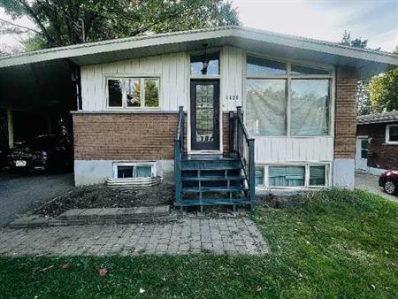 Magnifique appartement 5 ½ rénové au rez-de-chaussée, spacieux, lumineux et idéal pour familles, étudiants ou jeunes professi