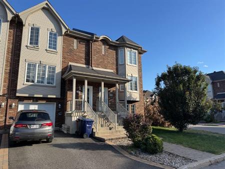 DISPONIBLE IMMÉDIATEMENT - Maison sur 2 étages à louer - 2475$/mois - 3 chambres - garage - cour privée