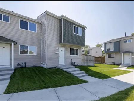 Cozy Corner - 2 Bed 1 Bath Townhouse in the perfect location | 100 - 5425 Pensacola Crescent Southeast, Calgary