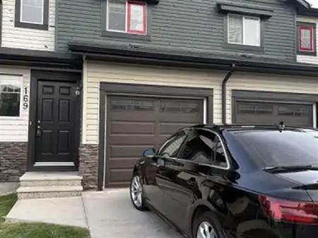 3 Beds / 2.5 Baths Walkout Town House in Panorama Hills | 169 Pantego Lane Northwest, Calgary
