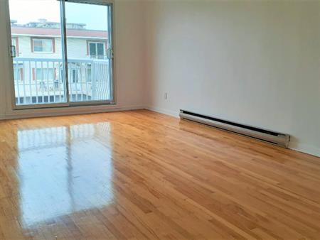 4.5 au 2e Étage Triplex - N-Rosemont Près Anjou/St.Léonard