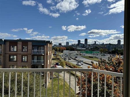 Grand 4 1/2 style condo à louer
