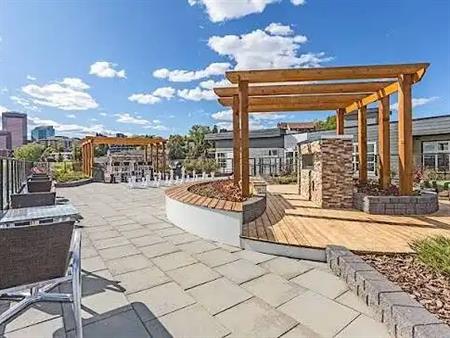 Beautiful and spacious 2 level, 2 bedroom, 2.5 bathroom condo | 515 4 Ave NE, Calgary