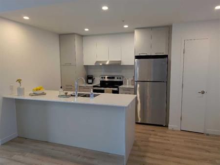 2 MOIS GRATUITS, 2 200 $/mois Tout inclus, Superbe 4 1/2 neuf, 928 pi², près métro Longueuil / New 4 1/2, All included, close