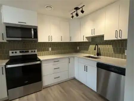 Bright 1-Bedroom Basement Suite – 1 Block LRT, Minutes to Downtown/Universities | 9336 89 Street Northwest, Edmonton