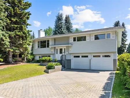 Great family house in prestigious Lakeview Village | 6930 Leaside Drive Southwest, Calgary
