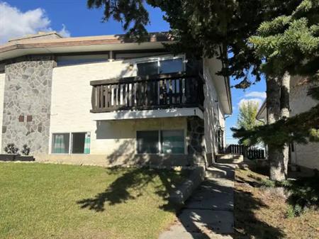 Private back unit, expansive city view | 2 - 7536 Hunterview Drive Northwest, Calgary