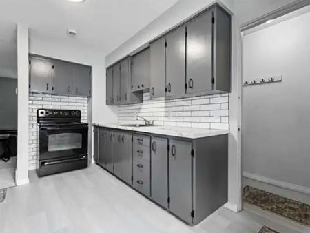 2 bedroom/1 bathroom main floor for rent in Glenbrook | Calgary