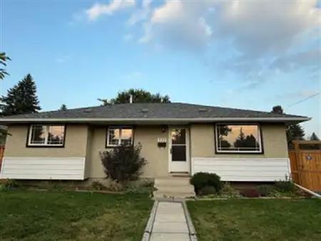 Price Reduction|Renovated Bungalow|Central AC|5 Bed|2 Bath|Detached Garage | 322 44 Street Southeast, Calgary