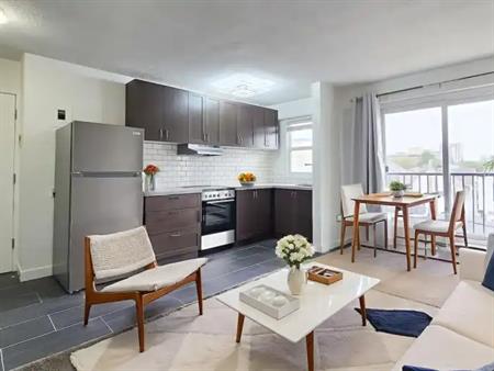 First Month Free! Renovated Street-Facing Third-Floor One Bedroom Apartment | 527 18 Avenue Southwest, Calgary