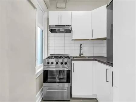 Strathmore Lodge Apartments | 1086 Bute Street, Vancouver
