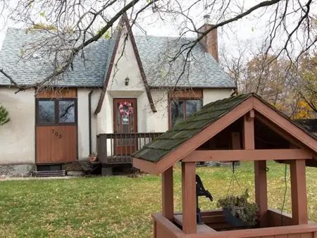 705 St. Anne&apos;s House | 705 Saint Anne's Road, Winnipeg