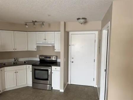 2nd floor condo unit with deck and underground parking | 203 - 2000 Applevillage Court Southeast, Calgary