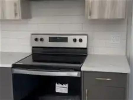 RENOVATED 2 BEDROOM 1 BATH HILLHURST APARTMENT – AVAILABLE IMMEDIATELY! | 4 - 2209 Westmount Road Northwest, Calgary