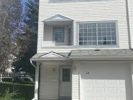 Well Maintained Chinook Area Townhouse | Calgary