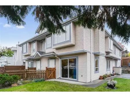 $2500/2 bd - 814 sq ft - Bright 2bd/1 bath ground corner unit 1/2 duplex (Riley Park) | 5676 Main Street, Vancouver