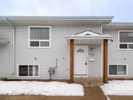 Parkland Townhomes | 32 Holmes Street, Red Deer
