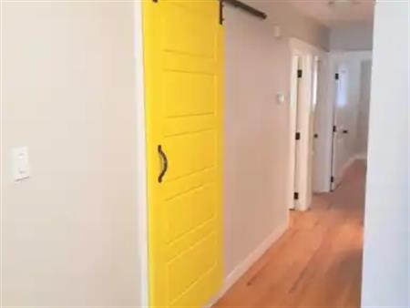 Spacious 3 Bedroom Home, 5 mins to downtown. Walk to Ctrain and shops | Calgary