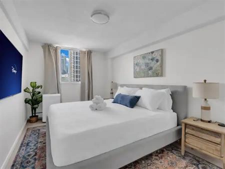 Cozy 1 bedroom on 17 Ave/ sleeps 4/furnished/ Parking/Utilities included | 519 17 ave sw, Calgary