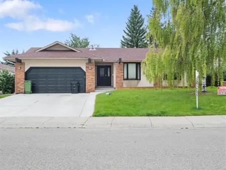Stunning Legalized 2-bed + Den Basement Suite with Private Entrance | Calgary