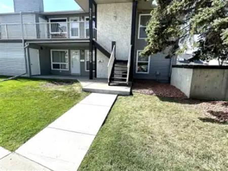 Cozy 2 bedroom plus den located in West Edmonton | 9309 - 9309 172 Street Northwest, Edmonton