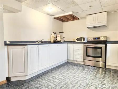 24 Spartan Ave, Stoney Creek, Ontario L8E 4M7 | 24 Spartan Avenue, Hamilton