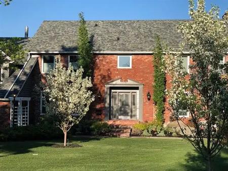 (2) ROOMS AVAILABLE for November 1, 2025 - Share common spaces ESTATE ACREAGE | 215 Blueridge Rise, Calgary