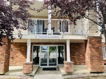 Luxury Living in 2-Bed Condo Unit in Country Hills Village NE Calgary | 17 Country Village Bay Northeast, Calgary