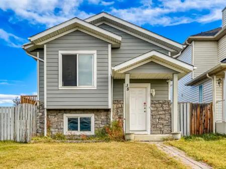 Spacious 2-Bed Main Floor Unit – Saddle Ridge NE | 38 Saddlemead Way Northeast, Calgary