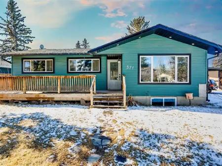 Sunny Main Floor Suite in Acadia – Walkable, Transit-Friendly, and Ready to Move | 371 96 Avenue Southeast, Calgary