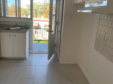 🏡 Grand 4 ½ lumineux à louer – 9305, 24e Avenue (3e étage) – 1 300 $/mois