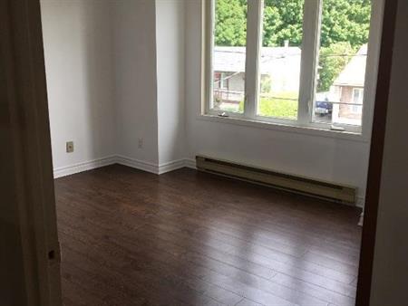 Logement lumineux au dernier étage, 2 chambres avec stationnemnt