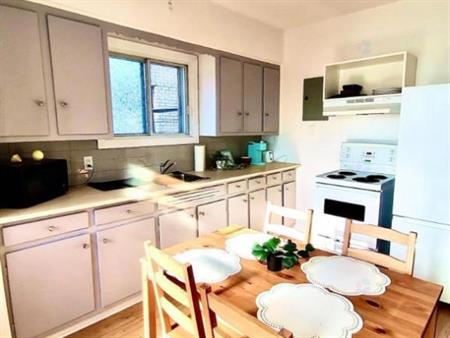 Appartement lumineux 2 pièces fermées + cuisine à 1 minute du métro D'Iberville!
