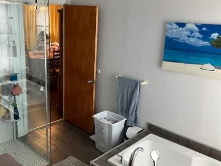 Beau 5½, grande cour pour 4 voitures, immense locker, solarium. À Ste-Madeleine, Libre 1er décembre