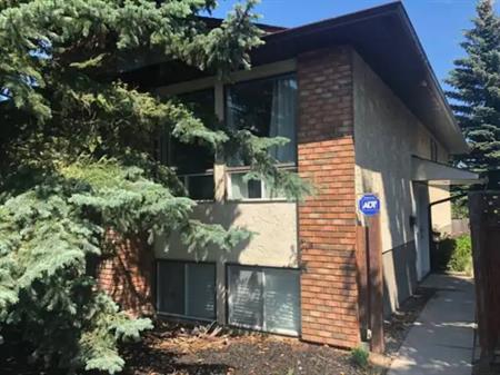 Safe & Bright & Clean house for your family and friends in Beddington Heights NW | 38 Bermondsey way nw, Calgary