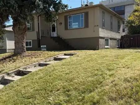 Cozy 2-Bdrm Main Floor Suite - Close to UofC/SAIT/Foothills ** 1 MONTH FREE ** | 1719 17 Avenue Northwest, Calgary