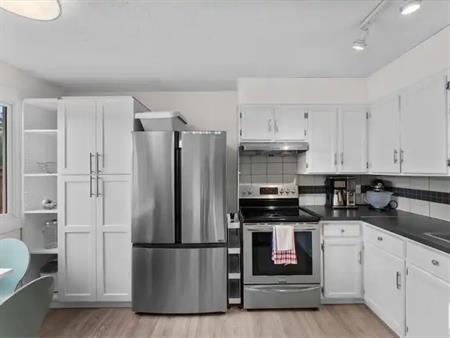 Ensuite bedroom w full bathroom, near WEM | 18262 91 Avenue Northwest, Edmonton