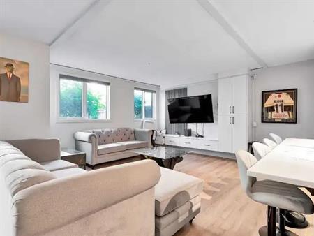 Gorgeous 2x storey condo in Mission, 2x parking spots, 1550 sq feet,fenced yard | Calgary