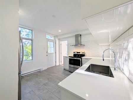 **Because You Deserve Renovated 4 1/2, TOP FLOOR, Metro Lasalle,Verdun**