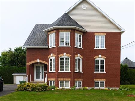 Libre ! Haut de triplex 5 1/2 entièrement rénové - appartment à louer