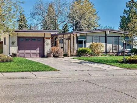 5 BEDROOMS | 2.5 BATHROOMS | SUNROOM | GARAGE | PRIVATE BACK YARD | 2236 98 Avenue Southwest, Calgary