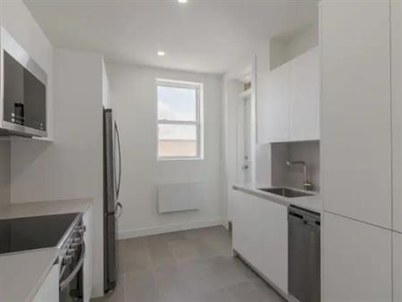 4870 Queen Mary Road | 4870 Queen Mary RoadQ, Montreal