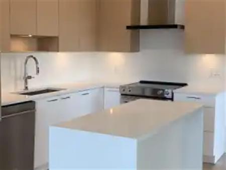 Burnaby Penthouse - Luxury Executive Condo w/ 2 Beds 2 Bath + Stunning Views | Burnaby