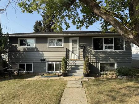 2 Beds + Den in Killarney | 9512 128 ave, Edmonton