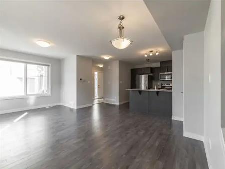 3 BED TOWNHOMES. EARLY MOVE-IN INCENTIVES! | Spruce Grove