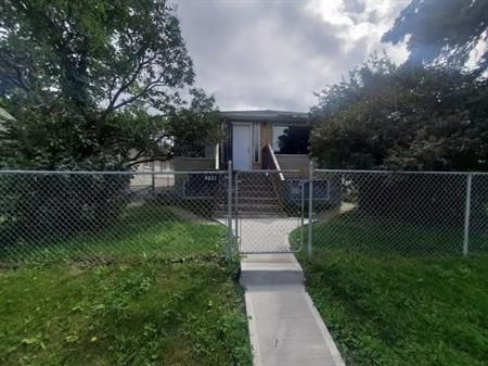 9821 76 Avenue Northwest, Edmonton, Alberta, Canada, T6E 1K6- Main Floor | 9821 76 Avenue Northwest, Edmonton
