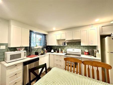 REMISE DE 100$ X 3 MOIS. NORD DE SHERBROOKE, GRAND 4 1/2, BALCONS, VUE SUR PARC, TRANQUILLE, RENOVÉ, CUISINE NEUVE...
