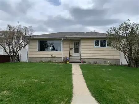Room for rent at 13303 133 Avenue Northwest and you get to use main floor of house | 13303 133 Avenue Northwest, Edmonton