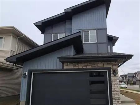Beautiful 3 bedroom Home plus den, with double attached garage in Uplands! | Edmonton