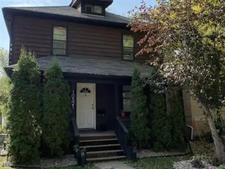 Cozy Convenient Bedroom 5 minutes from Whyte, University | 10521 85 Avenue, Edmonton